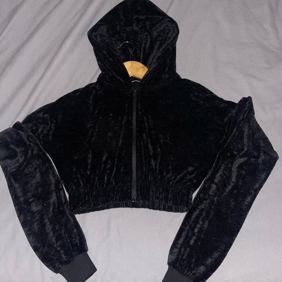 PrettyLittleThing | Tops | Black Plt Cropped Hoodie Jacket | Poshmark